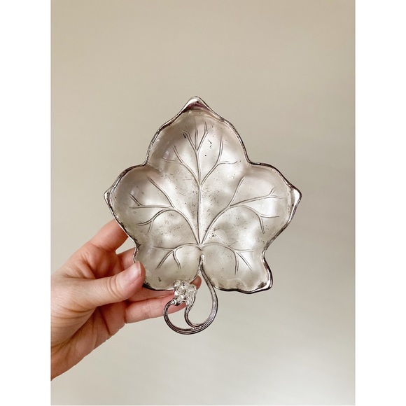Vintage Grape Leaf Trinket Dish, Leaf Dish, EP Brass, Jewelry Dish, Silver Dish - Picture 4 of 5